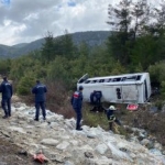 Antalya’da turist taşıyan midibüs devrildi: 7 yaralı