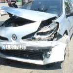 Kadıköy’de freni patlayan kamyonun çarptığı 3 araçta hasar oluştu