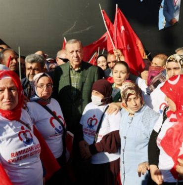 Cumhurbaşkanı Erdoğan, Diyarbakır anneleriyle buluştu