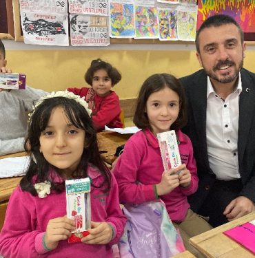 Bursa Kestel'de çocuklara diş bakım seti