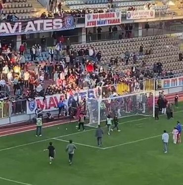 File koptu, taraftarlar sahaya düştü: 6 yaralı
