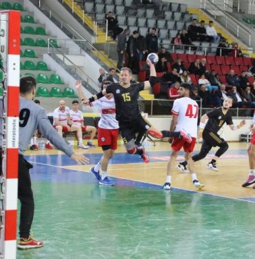 Rizeli hentbolcular evinde 2'de 2 yaptı