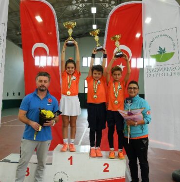 Bursa Osmangazi'de tenis tutkunları performanslarını sergiledi
