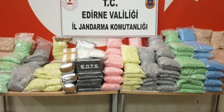 Edirne'de kilolarca uyuşturucuya el kondu