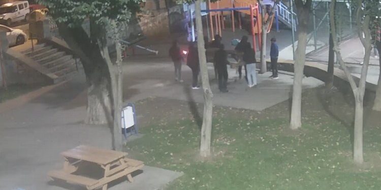 İstanbul Eyüpsultan'daki parktan oturma ünitesi çalarken yakalandılar