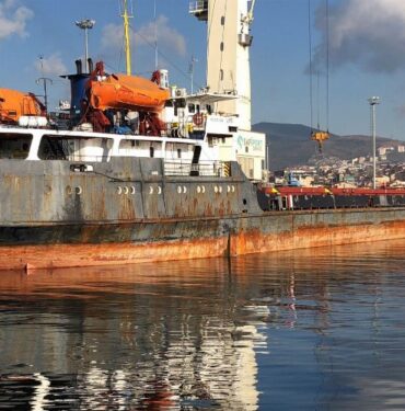 İzmit Körfezi’ni kirleten gemi 3,5 milyon liralık cezayı yedi!