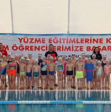 İzmit'in Yüzme Takımı antremanlarını sürdürüyor