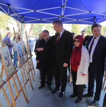 Kocaeli Gölcük'te Başkan Yıldırım'dan kadınlara karanfil