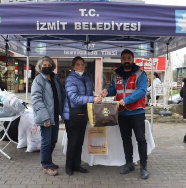 Kocaeli İzmit'te kıyafet dayanışması sürüyor