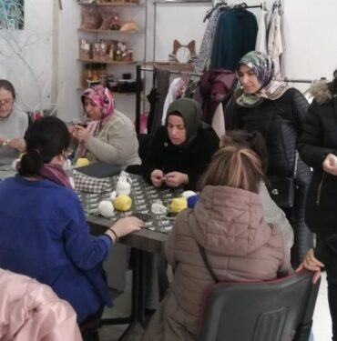 İzmit'te evden iş imkanı ile kadınlara 'Çınar' desteği