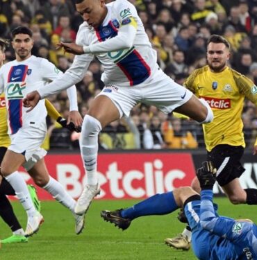 Kylian Mbappe Paris Saint Germain'de tarihe geçti