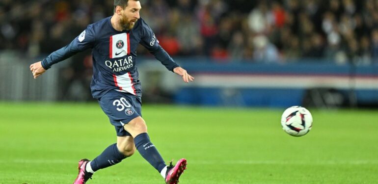 Lionel Messi Paris Saint-Germain'e golle döndü