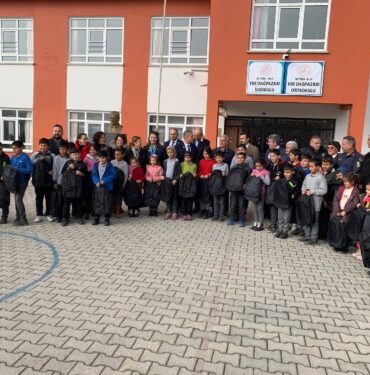 Rotary okullara 'Bilim Setleri' dağıtıyor