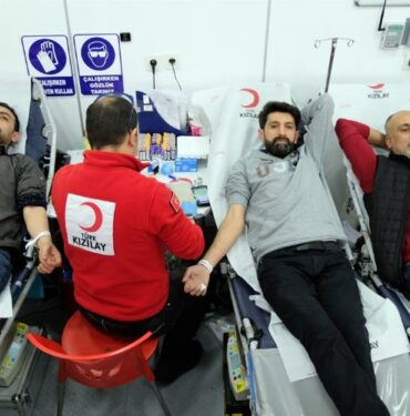 Bingöl'de gazetecilerden Kızılay'a kan bağışı
