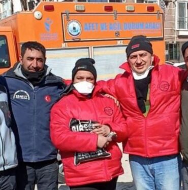 Enkazda bulduğu 411 bin lirayı sahibine teslim etti