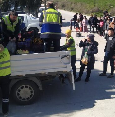 Hatay'da yardımlar mahalle mahalle teslim ediliyor