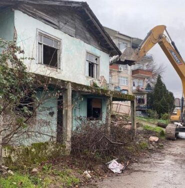 Kocaeli Gölcük'te riskli binalar yıkılıyor