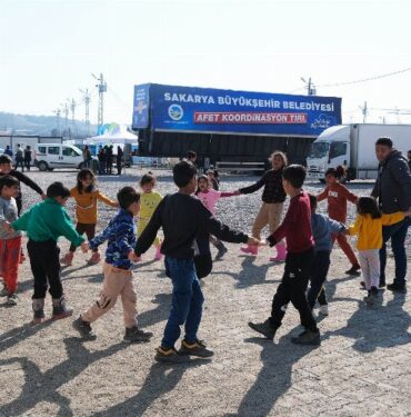 Sakarya depremzede çocuklarının yüzünde tebessüm oldu
