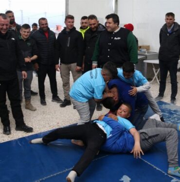 Depremzede çocuklar başpehlivanları tuş etti