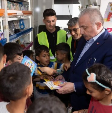 Hatay'da çadır kentleri ziyaret etti