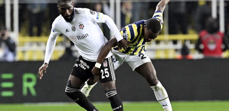Kadıköy'de 6 gollü derbi: 10 kişilik Beşiktaş'tan müthiş geri dönüş
