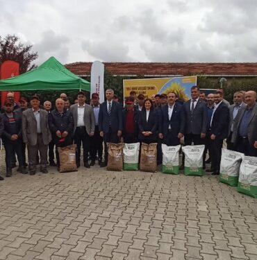 Keşan'da 'Yerli Hibrit Ayçiçeği' tohumu dağıtıldı