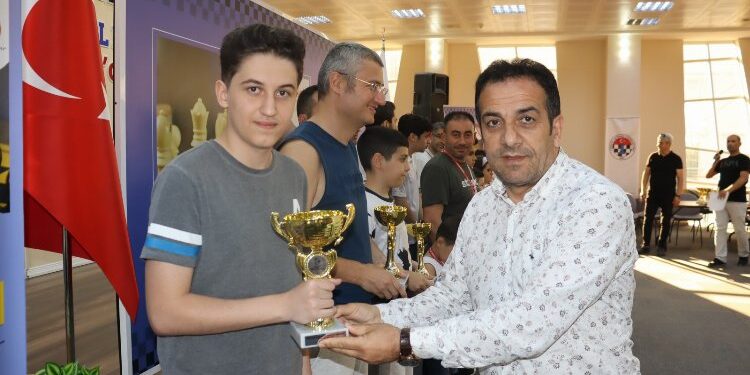 İzmit'te satrançta kıyasıya mücadele