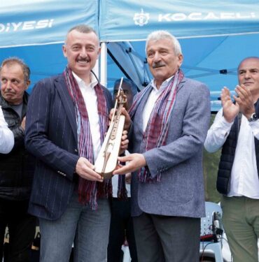 Başkan Büyükakın’a hediye kemençe