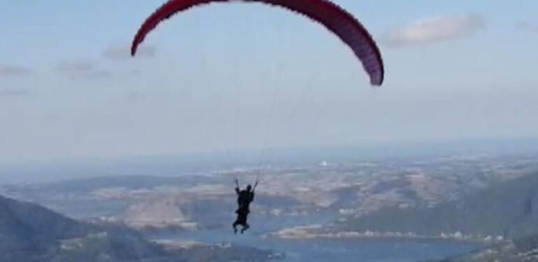Yamaç paraşütü yaptığı sırada güvenlik ipinden sıyrıldı