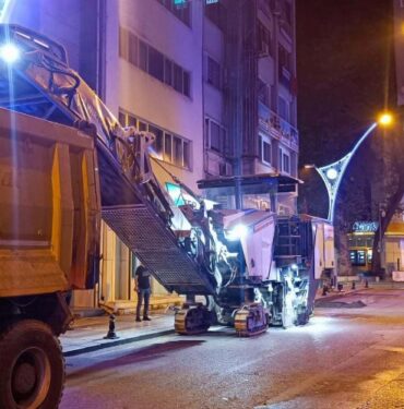 Kocaeli İzmit'te asfaltlamada gece mesaisi