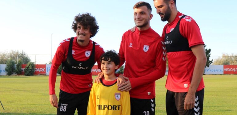 Her gün el salladığı takım otobüsü durunca dünyalar onun oldu