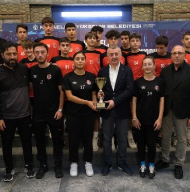 Kocaeli'de amatör futbolda şampiyonlar kupalarına kavuştu