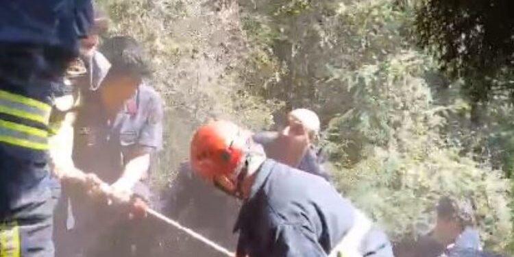 Uçuruma düşen vatandaşı Kocaeli İtfaiyesi kurtardı