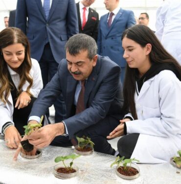 Bakan Tekin eğitimi Kocaeli'den değerlendirdi