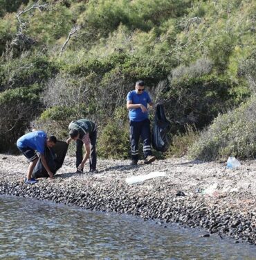 Gökova Körfezi'nde araç yolu olmayan koylar temizleniyor