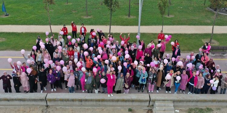 Kadınlardan Kocaeli'de pembe balonlu yürüyüş