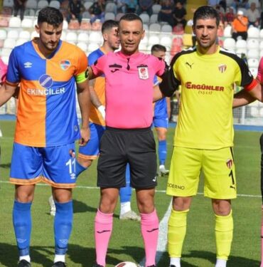 Dili boğazına kaçan kaleciyi maçın hakemi hayata döndürdü