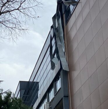 Yıldırım'da uyumayan kütüphane lodosa dayanamadı