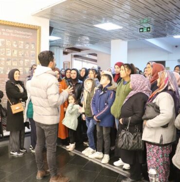 Alaşehirli kadınlar Manisa'yı gezdi