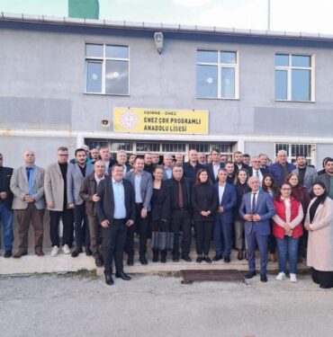 Enez'de lisede siyasi parti toplantısı! Tepkiler büyüyor!