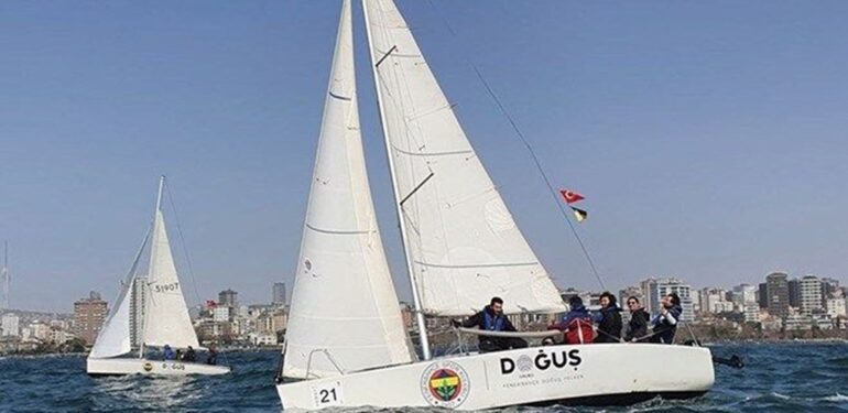 Fenerbahçe Doğuş Yelken sporcuları Datça'yı rekor sürede geçti
