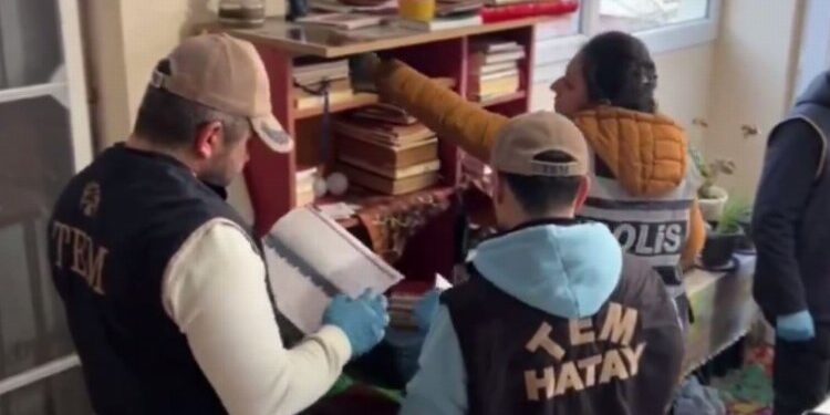 FETÖ'cülere 12 ilde eş zamanlı 'Kıskaç'!