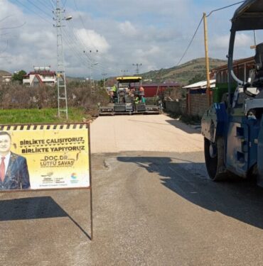 Hatay'da olumsuz havaya rağmen asfaltlamaya devam