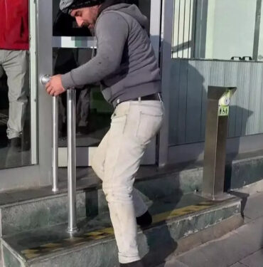 İnşaat ustasından duygulandıran davranış: Ayakkabılarını çıkarıp bankaya öyle girdi İnşaat ustasından duygulandıran davranış: Ayakkabılarını çıkarıp bankaya öyle girdi