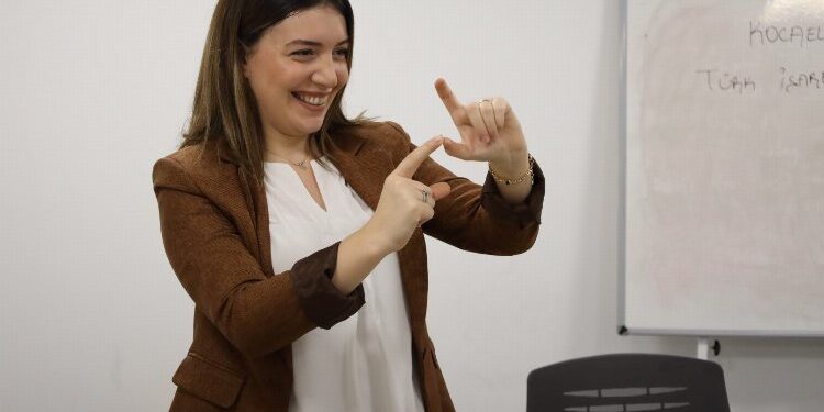 Kocaeli Büyükşehir'den avukatlara işaret dili eğitimi