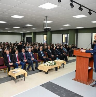 Kocaeli Valisi Seddar Yavuz öğrencilerle buluştu