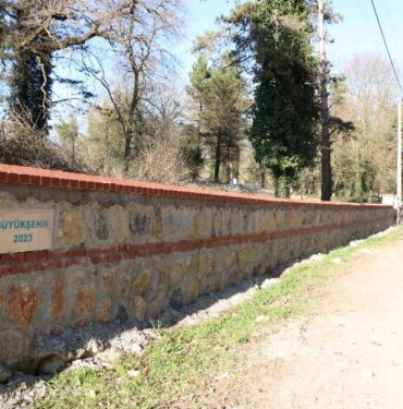 Kocaeli'de mezarlıklara taş duvar ve tel çit