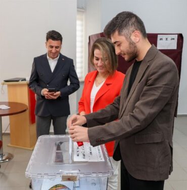 Bilecik'te Vali Aygöl ve eşi birlitke oy kullandı