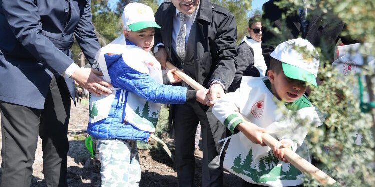 İzmir'de özel çocuklar fidan dikti