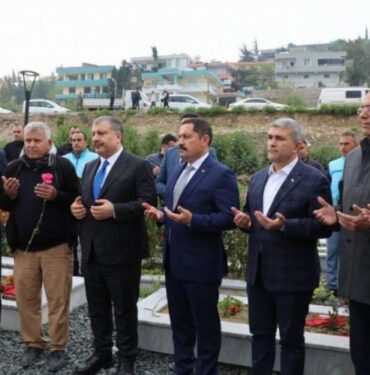 Bakan Koca Ve Başkan Öntürk deprem şehitliğini ziyaret etti